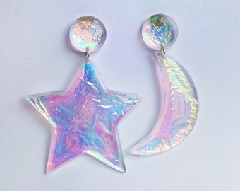 Pendientes holográficos de estrella y luna: colgantes celestiales de acrílico iridiscente. Pendientes de resina para fiestas.
