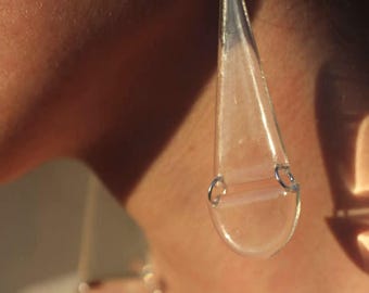 Pendientes llamativos de acrílico transparente: forma de lágrima cortada con láser, ganchos de plata de ley.