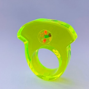 Large Fluo Ring, Memphis Style Neon Ring, Acrylic Statement Ring, Big Chunky Plexiglass Ring, Bold Transparent Ring, Modern Lucite Ring