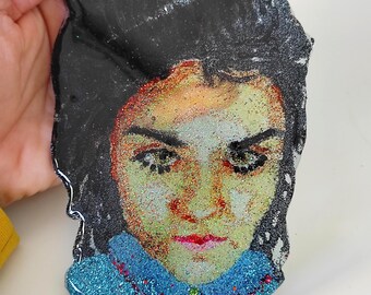 Collana con ritratto personalizzato dipinto a mano: ciondolo personalizzato in acrilico glitterato