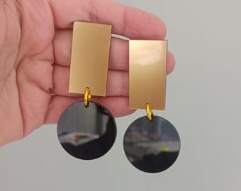 Pendientes llamativos geométricos de acrílico: Discos colgantes negros y dorados.