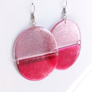 Brincos grandes de pílula rosa, brincos de glitter semicírculo fúcsia, brincos de acrílico chamativos, brincos grandes e brilhantes de festival, brincos de resina