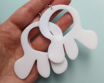 Brincos statement em acrílico branco: Joias pendentes abstratas com corte a laser