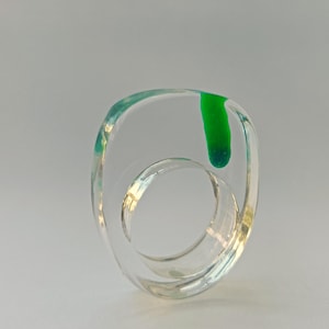 Grüner Lucite Ring, klarer Statement Ring, Bold Chunky Acryl Ring, handgemachter skulpturaler Harz Ring, großer moderner transparenter Plexiglas Ring
