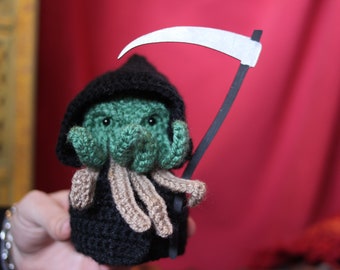 La Parca Cthulhu, amigurumi, Muñeco de lana, Horror Cósmico, segador sombrío, guadaña, Regalo Lovecraftiano, Decoración Gótica, Cthulhu