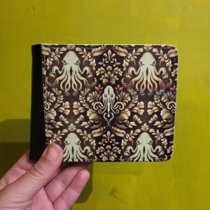 Cartera Cthulhu,  cartera damasco, cartera gótica, La Llamada de Cthulhu, inspirada en Lovecraft, estampado gótico, Cartera de cuero negro