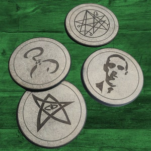 Juego de posavasos de madera Lovecraft, H.P. Lovecraft, signo amarillo de Hastur, símbolo del Necronomicon, signo de anciano, decoración de terror, posavasos de 4 pulgadas