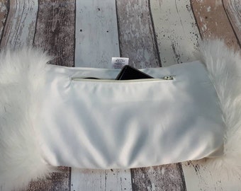 Add a pocket to a hand muff