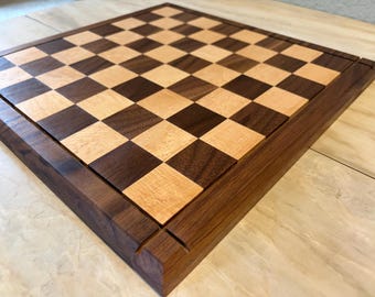 1.5インチ四方のウォールナット材とバーズアイメープル材を使用したドゥルークスタイルのチェス盤