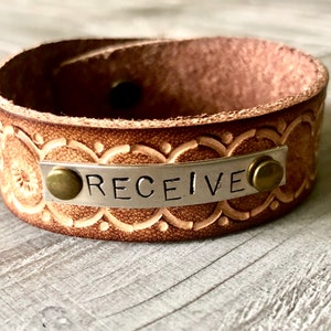 Pulsera de cuero para mujer - RECIBIR // Pulsera con palabras // Regalo para amigas // Pulsera de ánimo // Regalo para madres // Pulsera de inspiración // Ajustable