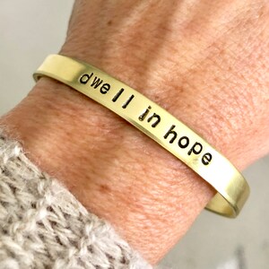 Delicada pulsera de puño de 1/4" de ancho // VIVA LA ESPERANZA // Regalo de aliento