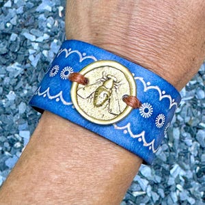 Brazalete de abeja // Pulsera con medallón de abeja // Joyería Save the Honeybee // Brazalete de cuero