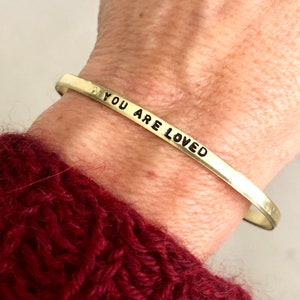 Brazalete YOU ARE LOVED // Brazalete delicado de 1/8" de ancho // Brazalete apilable // Personalizable