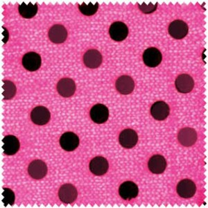 Pode incluir: Tecido rosa com bolinhas pretas. O tecido tem um acabamento brilhante e iridescente.