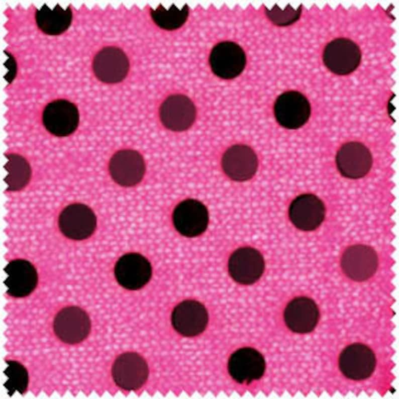 Pode incluir: Tecido rosa com bolinhas pretas. O tecido tem um acabamento brilhante e iridescente.
