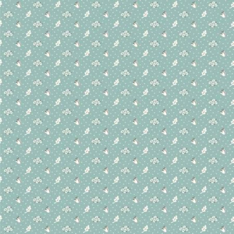Pu&ograve; includere: Motivo ripetuto su sfondo turchese. Il motivo presenta piccoli pois bianchi, insieme a motivi floreali e fogliari bianchi stilizzati. Il design &egrave; uniformemente distanziato, creando un'estetica coerente e delicata.