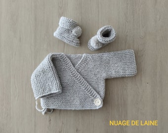 Ensemble bébé brassiere , chaussons bébé, layette fait main, cadeau naissance, coffret naissance, tricot bébé, laine OEKO TEX