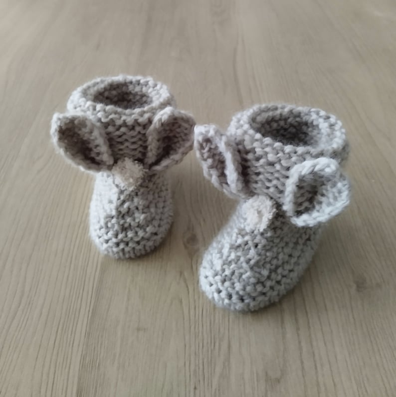 Chaussons bébé , chaussons bébé tricot , chaussons lapin , laine eco-responsable , cadeau naissance , taupe