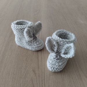 Chaussons bébé , chaussons bébé tricot , chaussons lapin , laine eco-responsable , cadeau naissance , gris clair