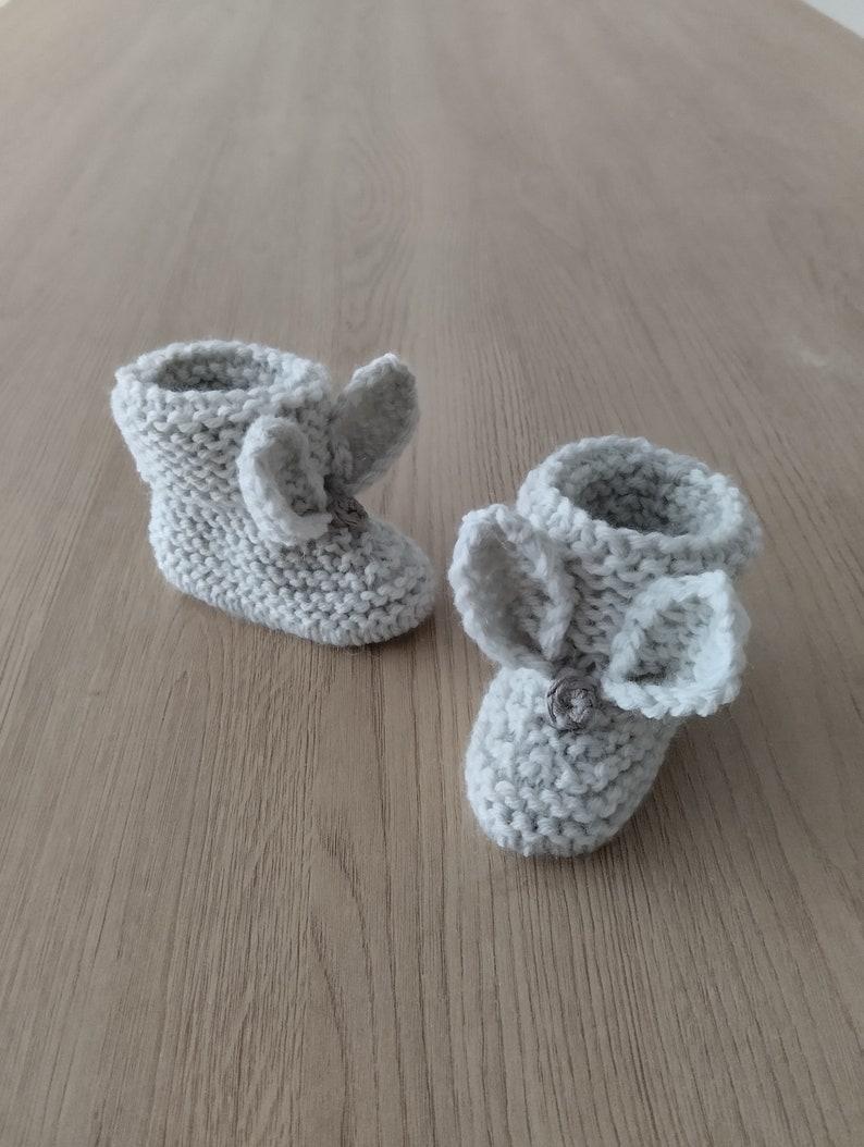 Chaussons bébé , chaussons bébé tricot , chaussons lapin , laine eco-responsable , cadeau naissance , gris clair