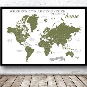 Può includere: Una mappa del mondo verde con il testo "Wherever we are together, that is home" stampato in alto. La mappa è incorniciata in nero e ha uno striscione in basso che dice "The Smith Family".