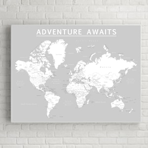 Può includere: Una mappa del mondo grigia con il testo "Adventure Awaits" stampato in alto. La mappa è dettagliata e include tutti i continenti e i principali paesi.