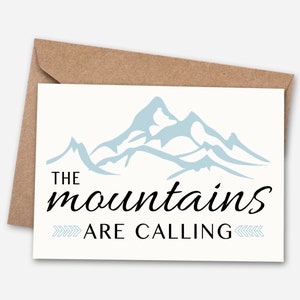 Tarjeta de las montañas que llaman, tarjeta motivacional, tarjeta de viaje, tarjeta de amor, tarjeta tipográfica, tarjeta de pasión por los viajes, tarjeta de aventura, en blanco