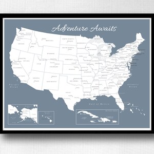 Puede incluir: Un mapa de los Estados Unidos en azul y blanco con el texto "Adventure Awaits" en la parte superior. El mapa incluye los estados, las principales ciudades y los oc&eacute;anos circundantes. El mapa tambi&eacute;n incluye mapas m&aacute;s peque&ntilde;os de Alaska, Haw&aacute;i y el Caribe.