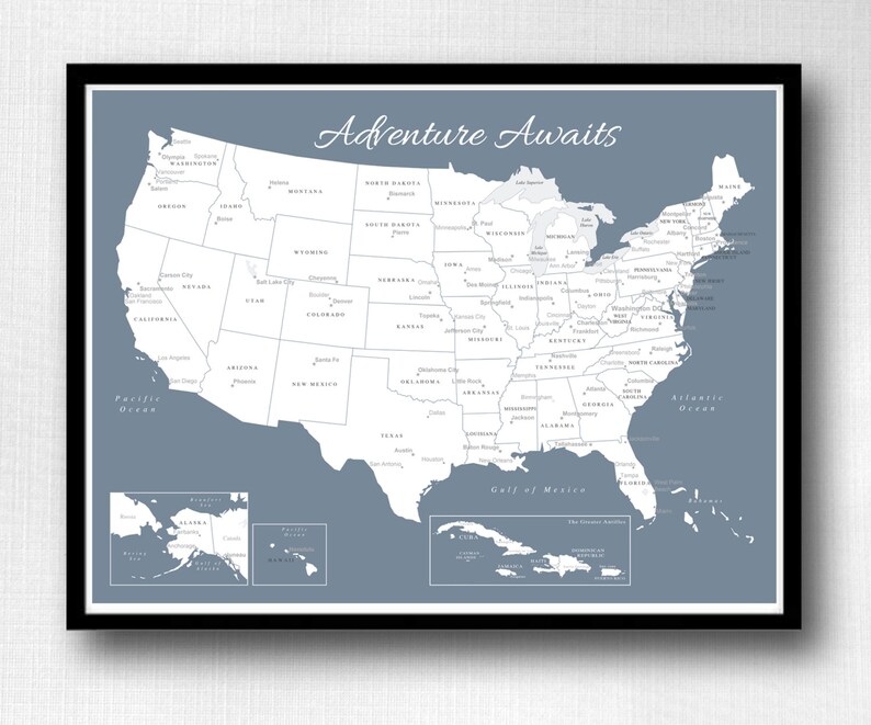 Puede incluir: Un mapa de los Estados Unidos en azul y blanco con el texto "Adventure Awaits" en la parte superior. El mapa incluye los estados, las principales ciudades y los oc&eacute;anos circundantes. El mapa tambi&eacute;n incluye mapas m&aacute;s peque&ntilde;os de Alaska, Haw&aacute;i y el Caribe.