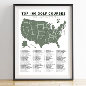 Può includere: Stampa incorniciata con una mappa degli Stati Uniti con il testo verde "TOP 100 GOLF COURSES". La mappa evidenzia le posizioni dei campi da golf. È inclusa una piccola illustrazione di un golfista.