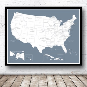 Puede incluir: Un mapa de los Estados Unidos en azul y blanco con las fronteras de los estados y las principales ciudades etiquetadas. El mapa incluye mapas insertados de Alaska, Haw&aacute;i y el Caribe.