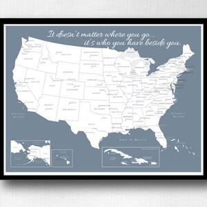 Puede incluir: Un mapa imprimible de los Estados Unidos con un fondo azul y estados blancos. El mapa incluye los estados, las principales ciudades y el texto "No importa a d&oacute;nde vayas... es qui&eacute;n tienes a tu lado."