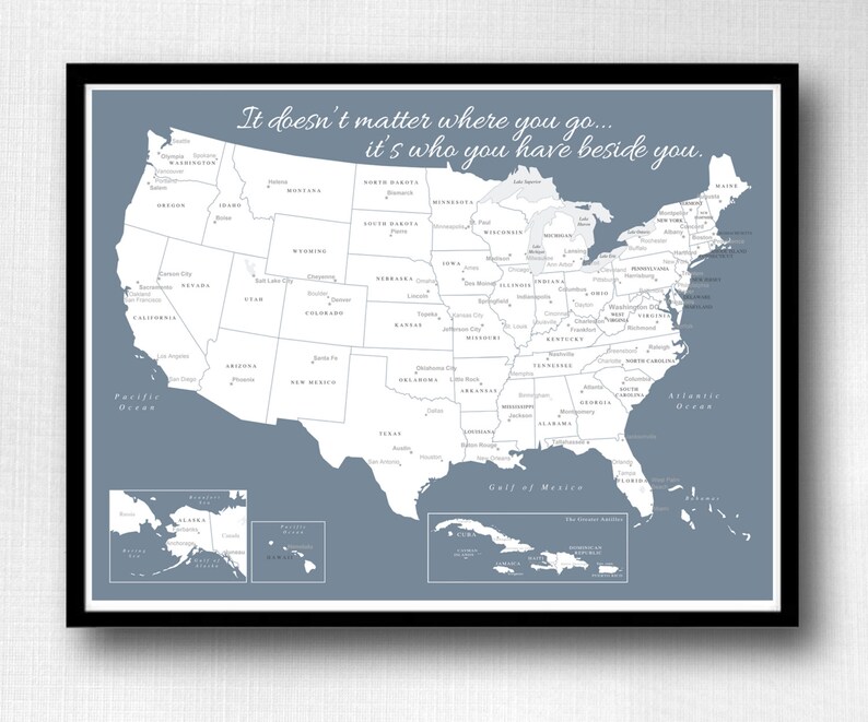 Puede incluir: Un mapa imprimible de los Estados Unidos con un fondo azul y estados blancos. El mapa incluye los estados, las principales ciudades y el texto "No importa a d&oacute;nde vayas... es qui&eacute;n tienes a tu lado."