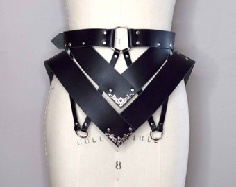Cintura peplo in pelle Song con ampia fascia in vita, svasatura dei fianchi spettacolare, dettagli dell'imbracatura con cinturini e taglia regolabile, perfetta per Burning Man