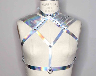 Soutien-gorge harnais d'épaule en cuir Aisling fabriqué à partir de cuir argenté holographique doux avec détail de col haut, épaules à lanières