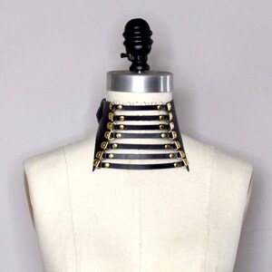Collier postérieur en cuir à lanières Dinah, Ras de cou large, Géométrique, Collier en cuir, Mode gothique, Mode gothique élégante, À lanières