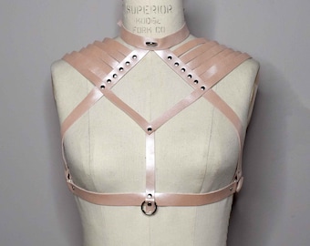 Soutien-gorge harnais en cuir Aisling en cuir souple avec col montant, bretelles à bretelles et finitions dorées, Rose pastel