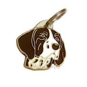 Op de afbeelding: Een bruine en witte hondenkop-hanger met een gouden metalen ring. De hanger is een gedetailleerde illustratie van een hondenkop met bruine vacht, witte markeringen en een zwarte neus.