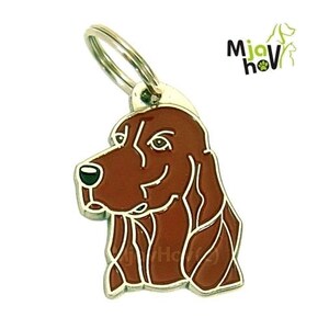 Könnte beinhalten: Ein brauner und weißer Hunde-Kopf-Schlüsselanhänger mit einem silbernen Ring. Der Schlüsselanhänger ist aus Metall und hat eine glänzende Oberfläche.