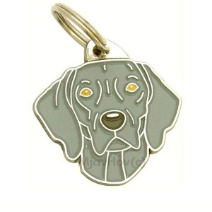 Puede incluir: Un llavero de metal plateado con la cabeza de un perro Weimaraner gris con ojos amarillos.