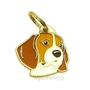 Könnte beinhalten: Goldfarbener Hundemarkenanhänger aus Metall mit einem Cartoon-Beagle mit braunem und weißem Fell. Der Anhänger hat einen Ring zum Anbringen an einem Halsband oder einer Leine.