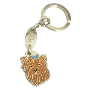Puede incluir: Un llavero de plata con un peque&ntilde;o charm ovalado que dice "Milan" y un charm con un Yorkshire Terrier de dibujos animados con un lazo azul.