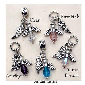 Puede incluir: Encantos de &aacute;ngel plateados con cuentas de cristal de varios colores. Los encantos incluyen cristales transparentes, rosa, amatista, aguamarina y aurora boreal. Cada encanto tiene un ala y una cuenta.
