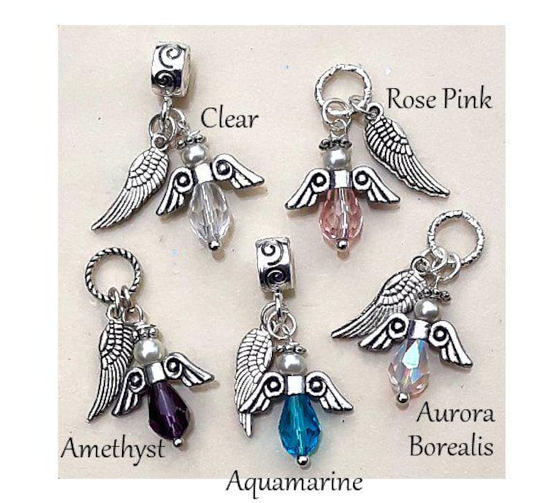 Puede incluir: Encantos de &aacute;ngel plateados con cuentas de cristal de varios colores. Los encantos incluyen cristales transparentes, rosa, amatista, aguamarina y aurora boreal. Cada encanto tiene un ala y una cuenta.