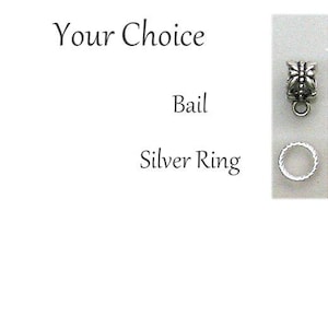 Puede incluir: Un colgante plateado y un anillo plateado se muestran sobre un fondo blanco. El colgante tiene un dise&ntilde;o decorativo y un peque&ntilde;o lazo. Tambi&eacute;n se ve el texto "Your Choice", "Bail" y "Silver Ring".