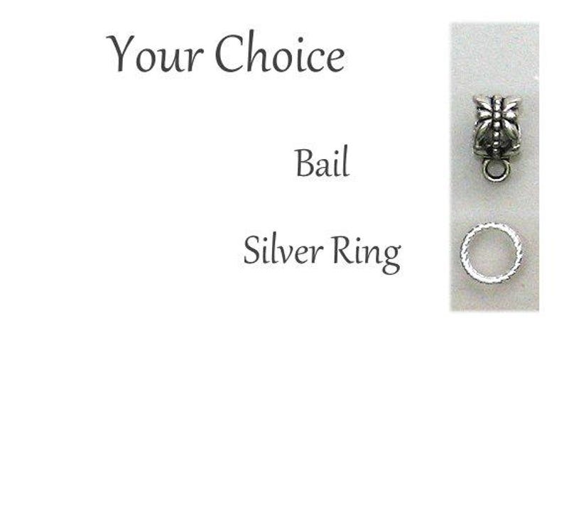 Puede incluir: Un colgante plateado y un anillo plateado se muestran sobre un fondo blanco. El colgante tiene un dise&ntilde;o decorativo y un peque&ntilde;o lazo. Tambi&eacute;n se ve el texto "Your Choice", "Bail" y "Silver Ring".