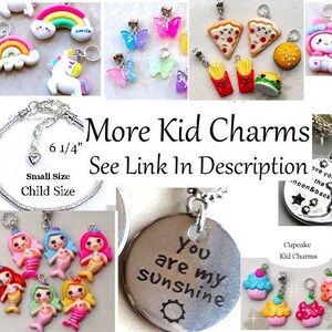 Puede incluir: Una colecci&oacute;n de coloridos dijes para ni&ntilde;os, que incluyen arco&iacute;ris, unicornios, mariposas, rebanadas de pizza, sirenas y cupcakes. Tambi&eacute;n se muestra una pulsera de plata, que mide 16 cm. El texto dice "More Kid Charms" y "You are my sunshine."