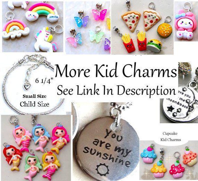 Puede incluir: Una colecci&oacute;n de coloridos dijes para ni&ntilde;os, que incluyen arco&iacute;ris, unicornios, mariposas, rebanadas de pizza, sirenas y cupcakes. Tambi&eacute;n se muestra una pulsera de plata, que mide 16 cm. El texto dice "More Kid Charms" y "You are my sunshine."