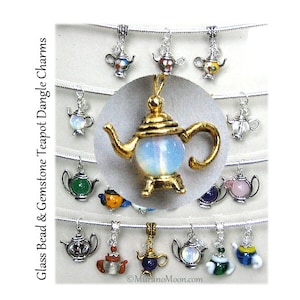 Puede incluir: Encantos colgantes de tetera de cuentas de vidrio y piedras preciosas en varios colores y diseños. Los encantos incluyen teteras de metal dorado y plateado con detalles de vidrio y piedras preciosas de colores. La imagen incluye el texto "Glass Bead & Gemstone Teapot Dangle Charms".