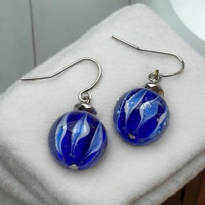 Kolczyki wiszące z niebieskiego i białego szkła artystycznego